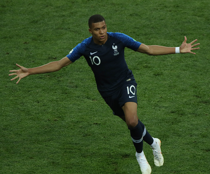 姆巴佩伯纳乌贵宾室加冕:首获欧洲金靴,续写<a href='/news/tag/286.html' style='color: blue;'>皇马</a>传奇新篇