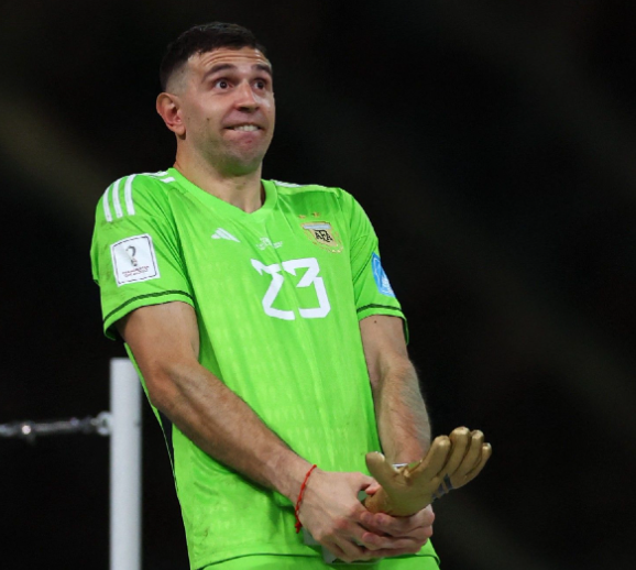 观点交锋：马丁内斯转会曼联失败后的未来走向探讨