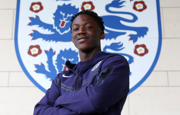 曼联风波：梅努与阿莫林互动背后的舆论涟漪