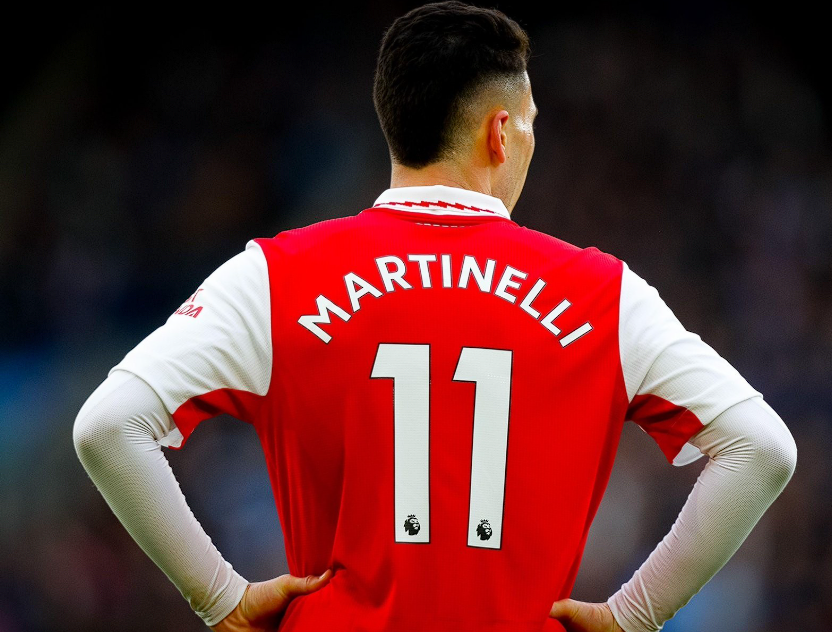 足总杯赛场马丁内利戴帽，争议后用表现正名