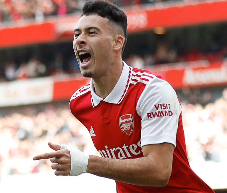 足总杯赛场马丁内利戴帽，争议后用表现正名