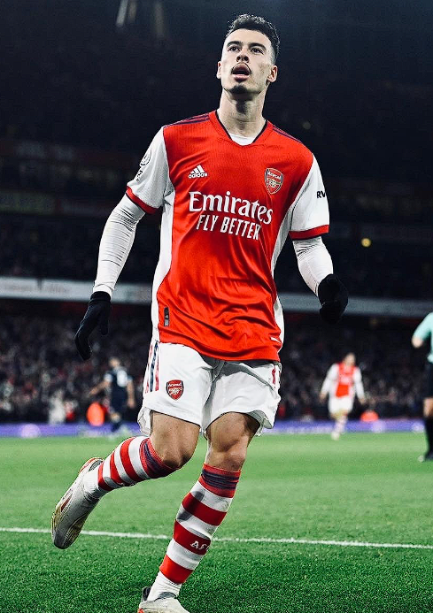 足总杯赛场马丁内利戴帽，争议后用表现正名